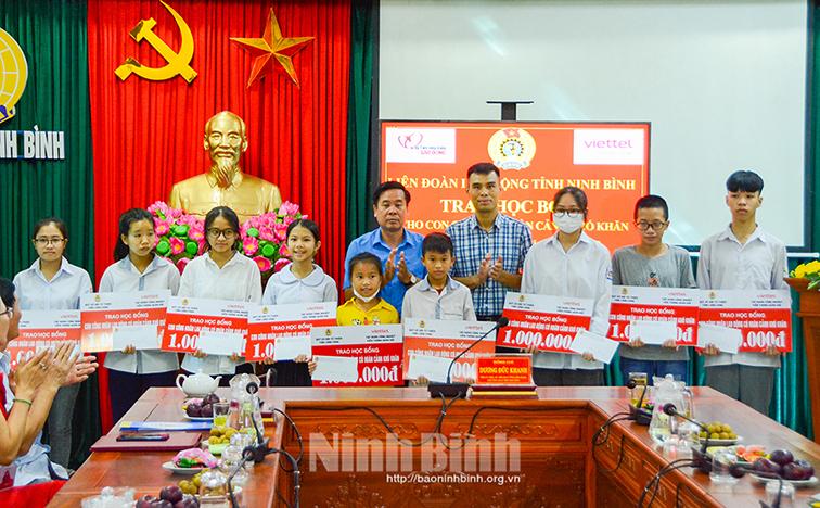 Trao học bổng cho con công nhân lao động có hoàn cảnh khó khăn