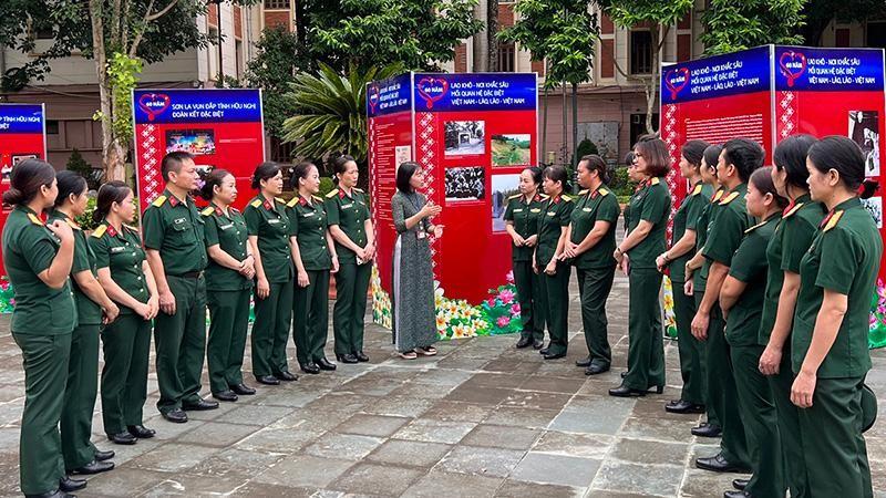 Triển lãm ảnh "Sắt son tình nghĩa Việt-Lào" tại Sơn La