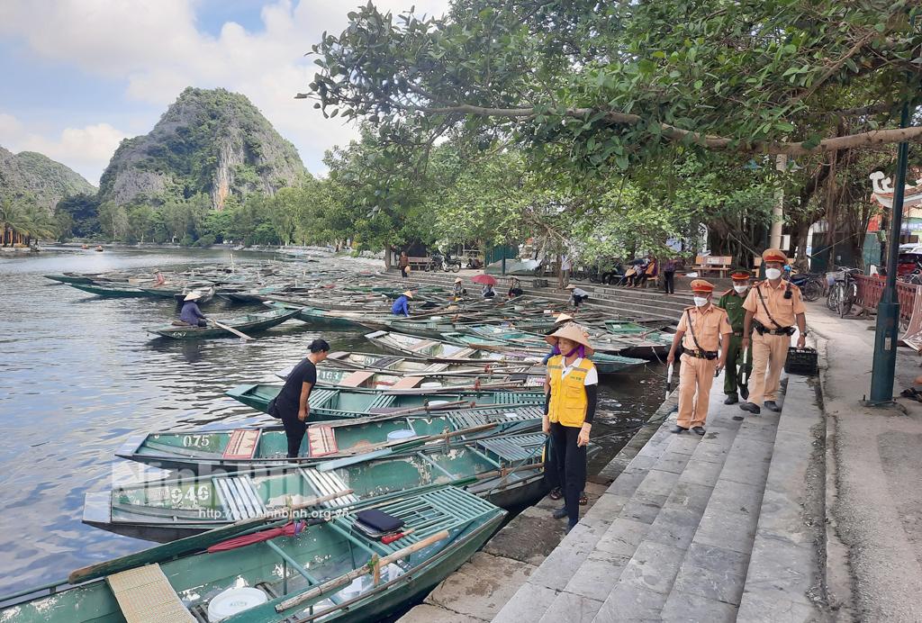 Công an huyện Hoa Lư đảm bảo an toàn giao thông tại các điểm du lịch dịp 2/9