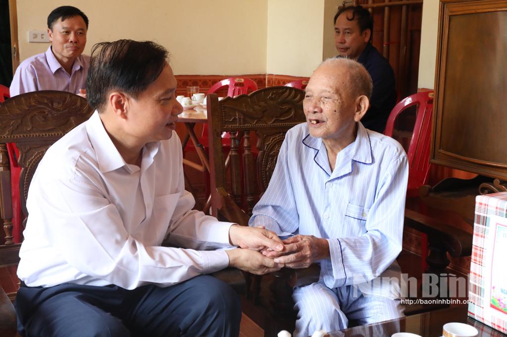 Đồng chí Phó Bí thư Thường trực Tỉnh ủy tặng quà cán bộ lão thành cách mạng