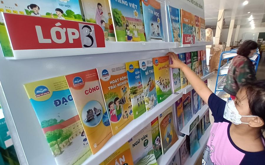 Lập đường dây nóng hỗ trợ mua sách trước ngày khai trường