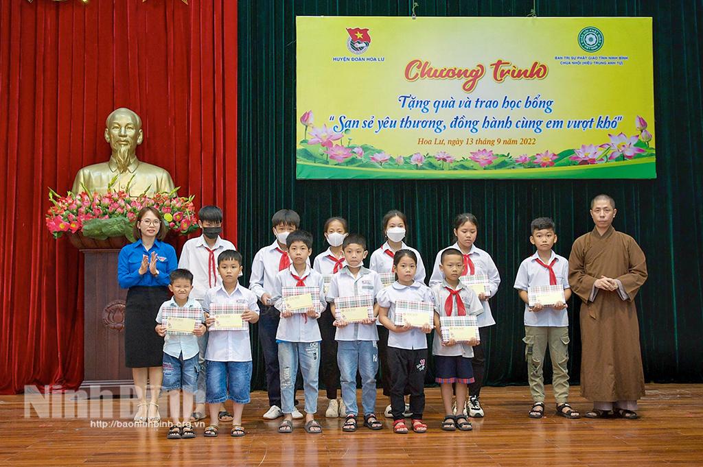 Trao học bổng và quà cho học sinh có hoàn cảnh khó khăn trên địa bàn huyện Hoa Lư