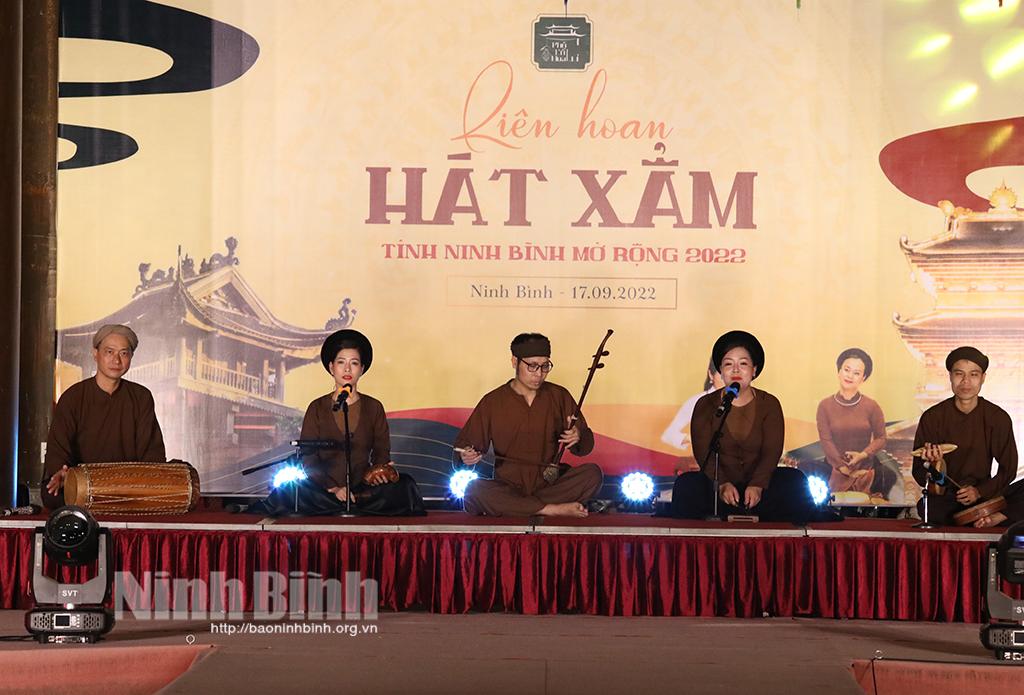Biểu diễn hát Xẩm tại phố cổ Hoa Lư