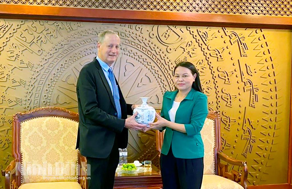 Các đồng chí lãnh đạo tỉnh tiếp đoàn công tác Đại sứ quán Israel tại Việt Nam