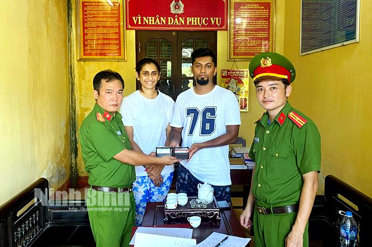 Du khách Ấn Độ nhận lại tài sản thất lạc khi đi du lịch