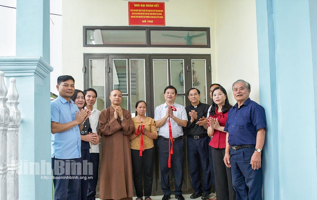 Khánh thành và bàn giao nhà đại đoàn kết tặng hộ nghèo