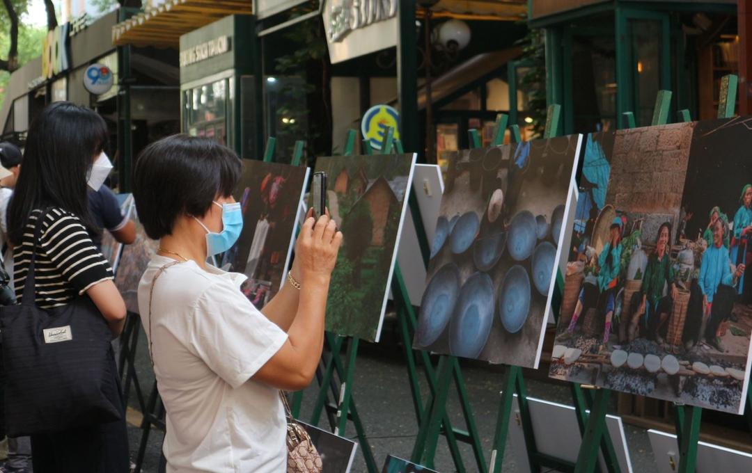Khai mạc triển lãm ảnh 'Chợ trên Đá' tại TP Hồ Chí Minh