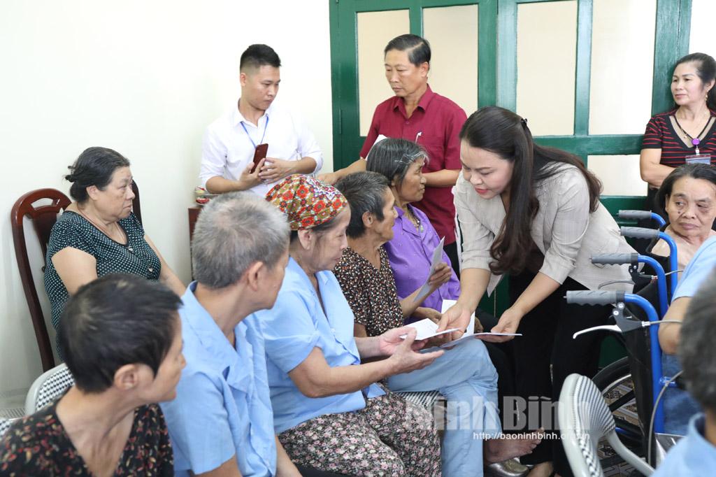 Đồng chí Bí thư Tỉnh ủy thăm, tặng quà nhân kỷ niệm ngày Quốc tế Người cao tuổi 1/10