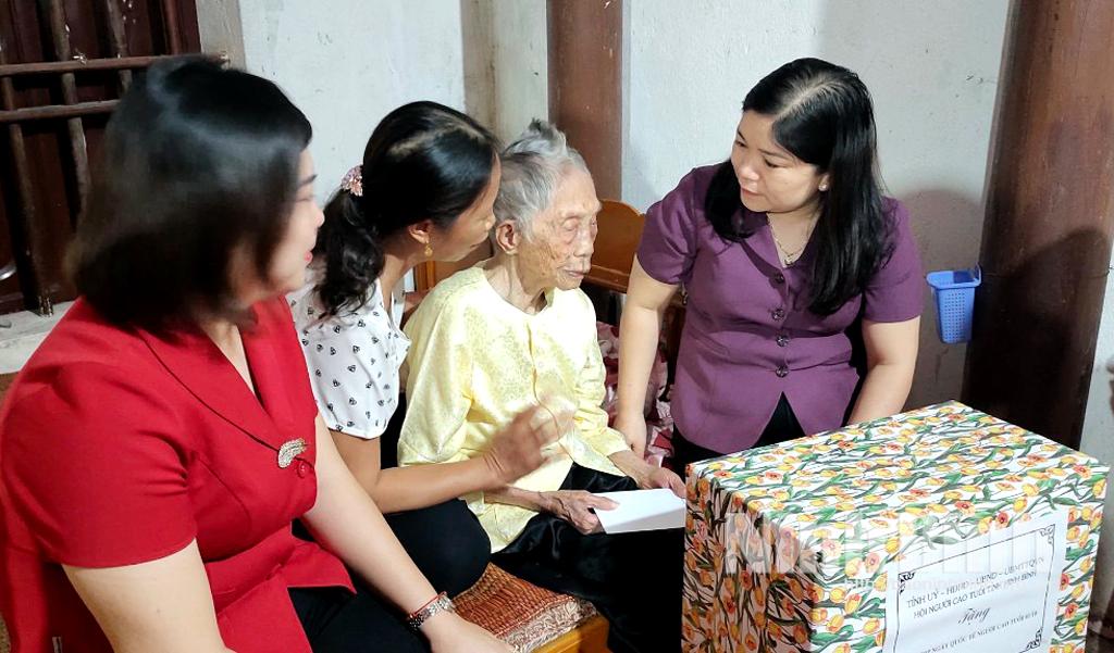 Lãnh đạo Sở Lao động, Thương binh và Xã hội tặng quà người cao tuổi