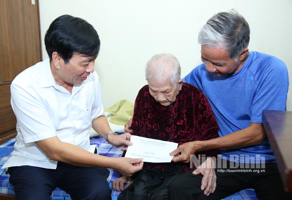 Tặng quà người cao tuổi trên 100 tuổi tại Yên Khánh, Tam Điệp