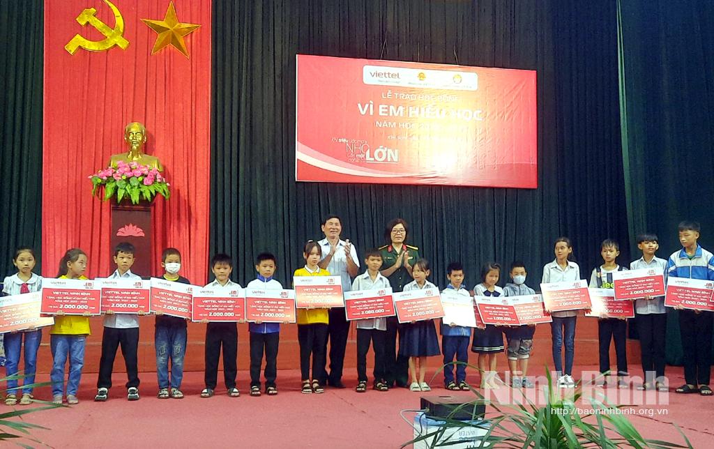 Trao 50 suất học bổng "Vì em hiếu học"