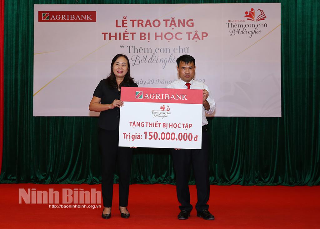 Trao tặng thiết bị học tập từ chương trình "Thêm con chữ, bớt đói nghèo"