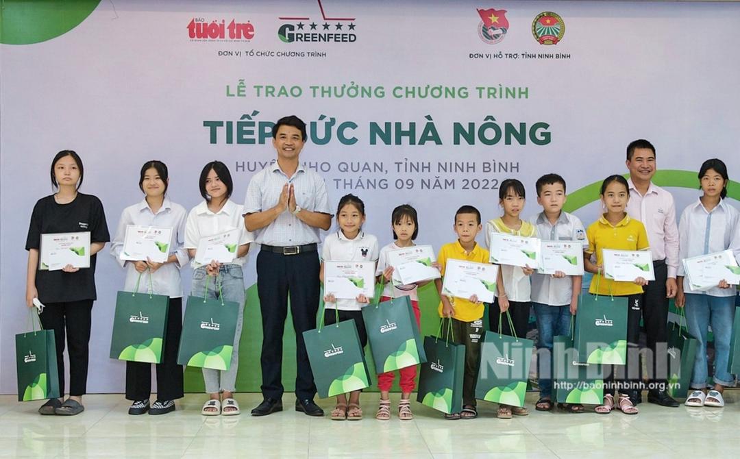 Trao thưởng cho con em nông dân của huyện Nho Quan