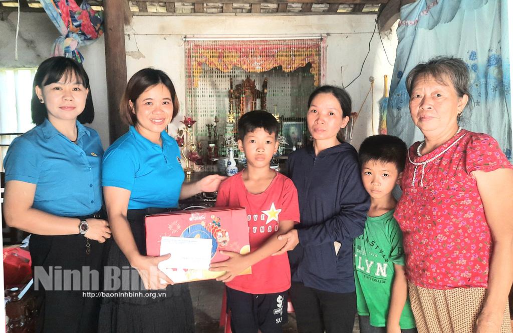 Trao học bổng "Cùng em vượt khó đến trường" cho con công nhân lao động