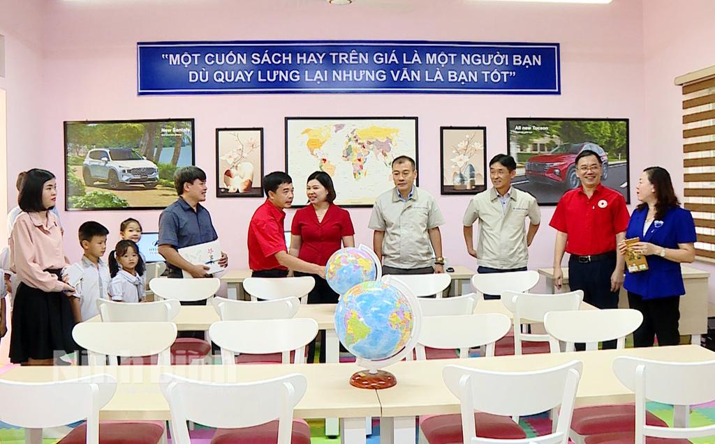 Tặng thư viện - trao niềm đam mê đọc sách cho trẻ em vùng lũ