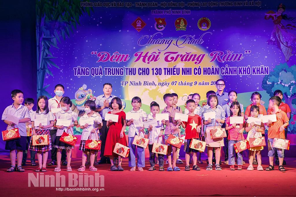 Tổ chức chương trình "Đêm hội trăng rằm" tại thành phố Ninh Bình