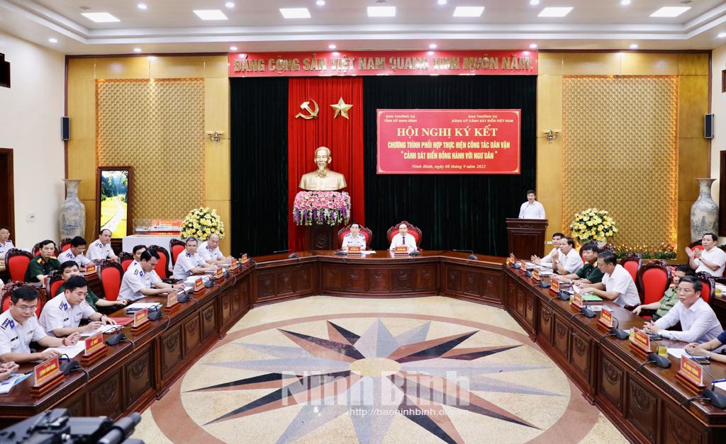 Ký kết chương trình phối hợp thực hiện công tác dân vận "Cảnh sát biển đồng hành với ngư dân"