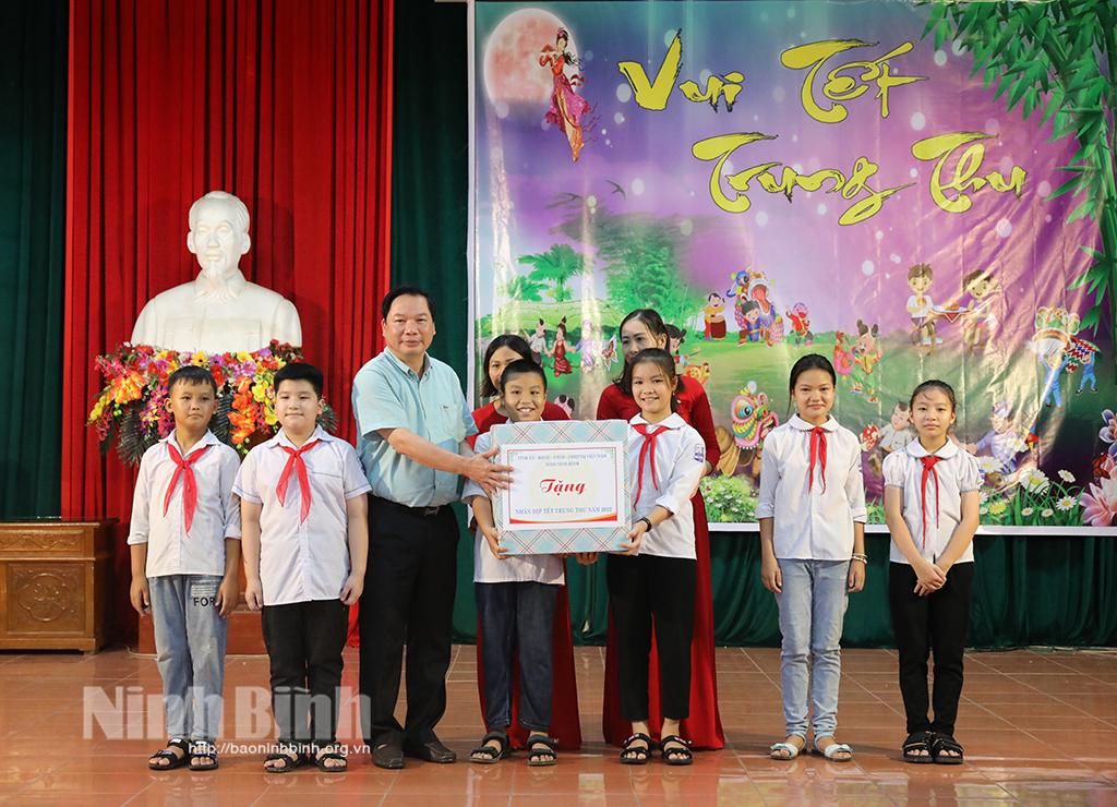 Các đồng chí lãnh đạo tỉnh thăm, tặng quà thiếu nhi nhân dịp Tết Trung thu