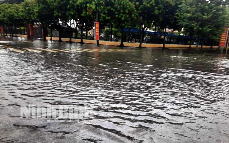 Mưa lớn, nhiều tuyến đường ngập úng, gây ùn tắc giao thông
