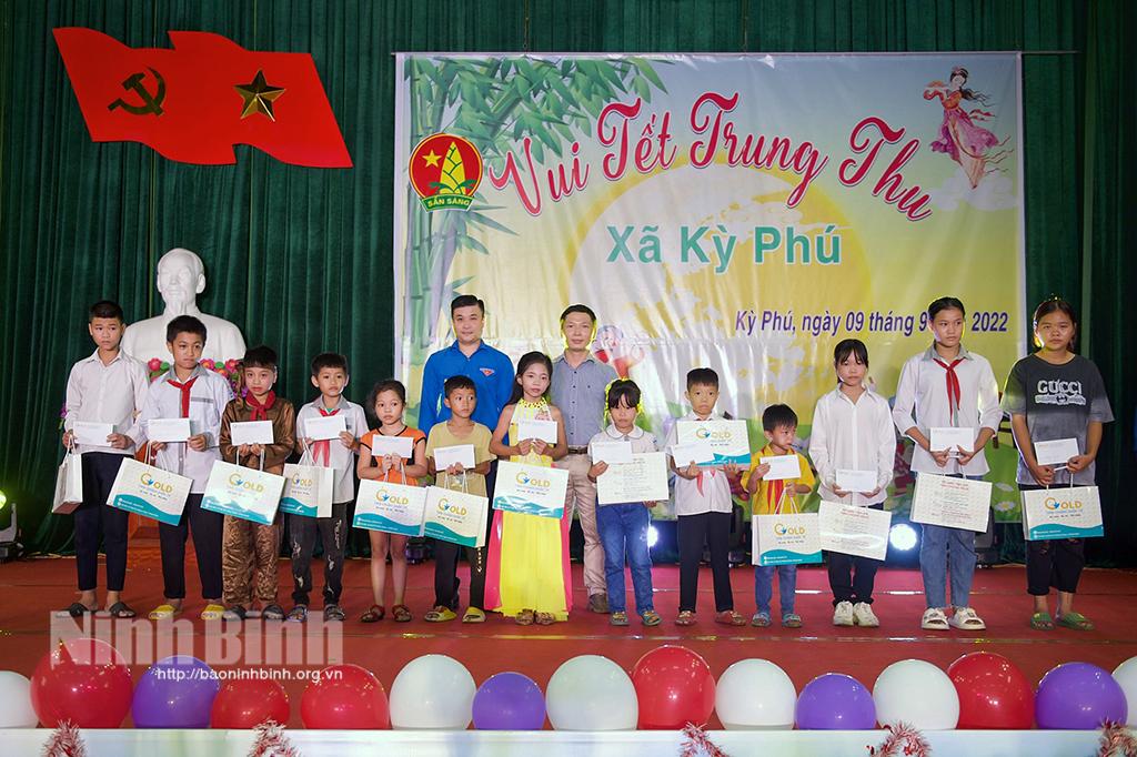 Tặng 30 suất quà Trung thu cho thiếu nhi có hoàn cảnh khó khăn của xã Kỳ Phú
