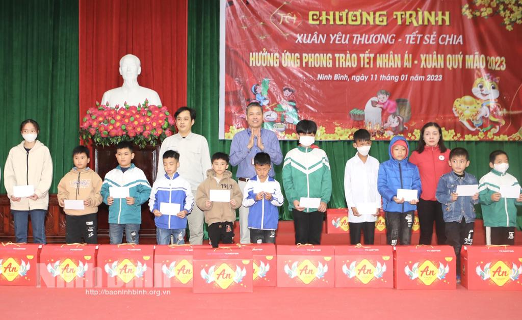 Thăm, tặng quà Tết nhân dịp Tết Nguyên đán Quý Mão 2023