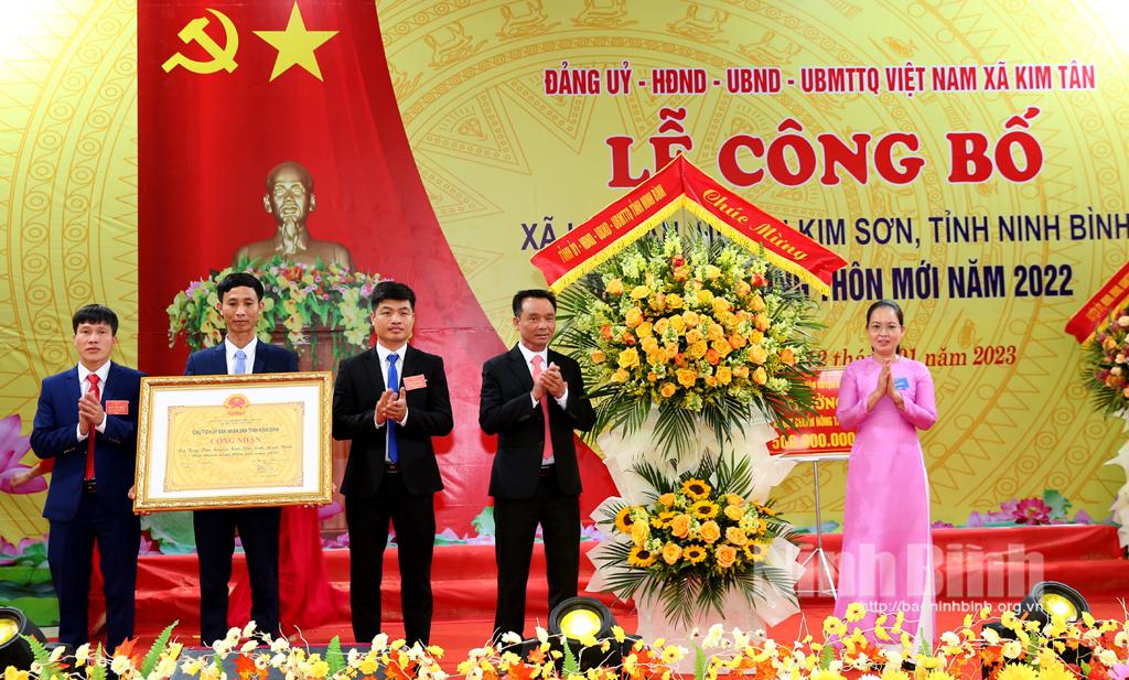 Kim Tân đón Bằng công nhận xã đạt chuẩn nông thôn mới