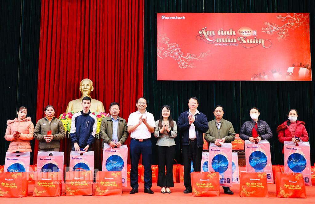 Sacombank Ninh Bình tặng quà Tết cho gia đình chính sách tại huyện Yên Mô