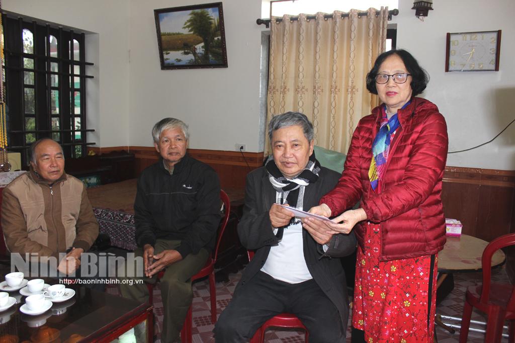 Tặng quà Tết cho hội viên Hội Nạn nhân chất độc da cam/dioxin