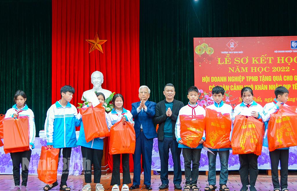 Trao tặng quà Tết cho giáo viên, học sinh có hoàn cảnh khó khăn