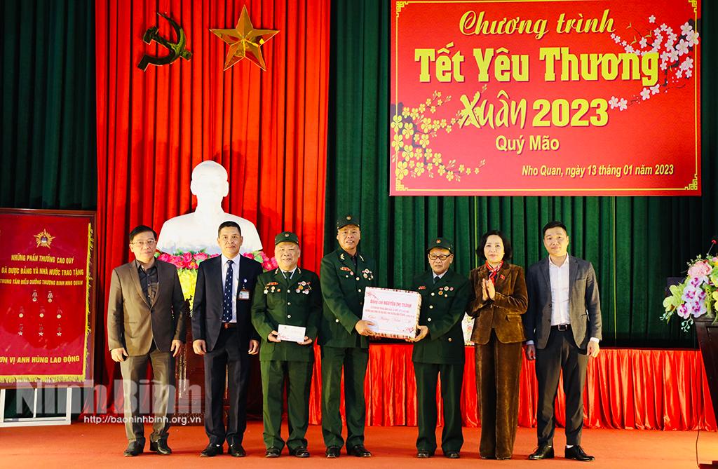 Đồng chí Trưởng Ban công tác đại biểu Quốc hội thăm, tặng quà Tết tại một số đơn vị