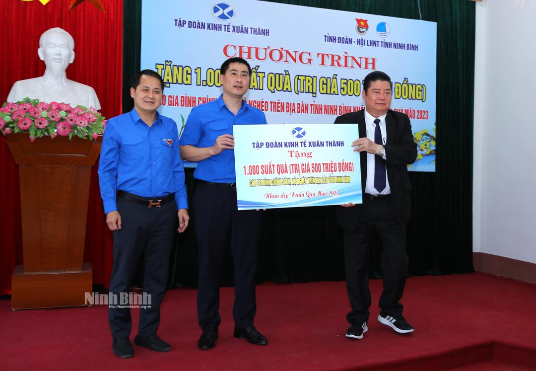 Tỉnh đoàn phối hợp với Tập đoàn Kinh tế Xuân Thành trao tặng 1.000 suất quà Tết