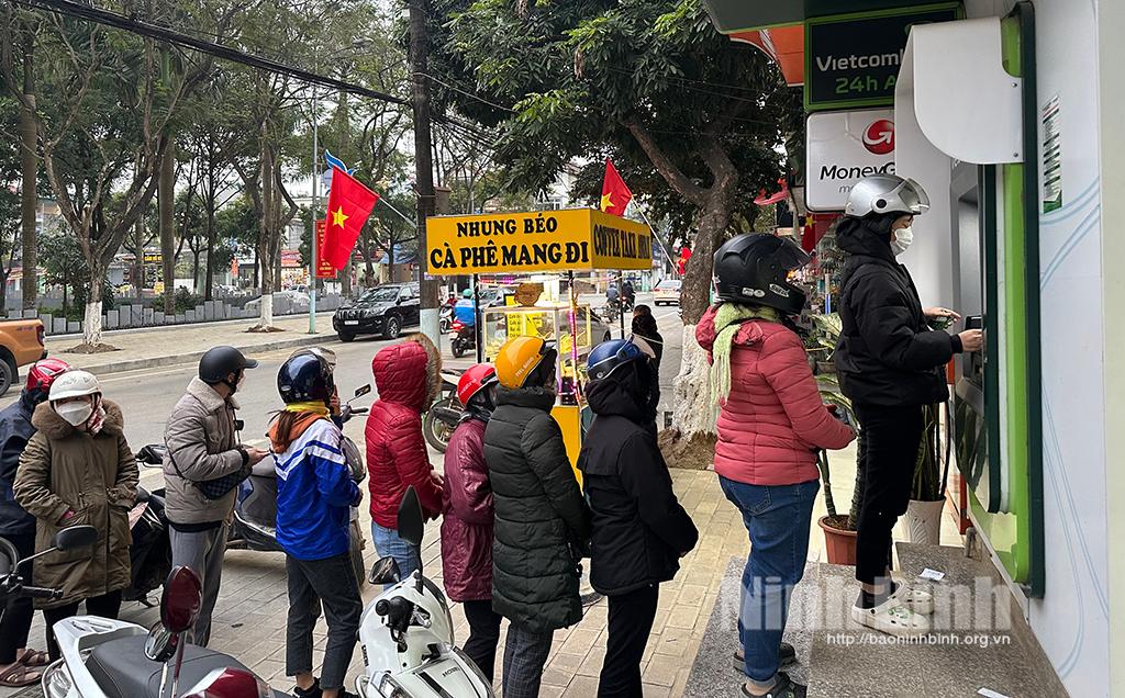 Hệ thống ATM hoạt động thông suốt, phục vụ tốt nhu cầu rút tiền mặt của người dân trong dịp tết