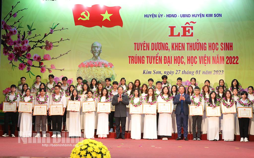 Huyện Kim Sơn tuyên dương, khen thưởng học sinh đạt thành tích năm 2022