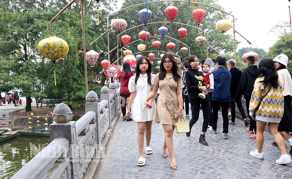Ninh Binh attracts a large number of visitors during Tet holiday