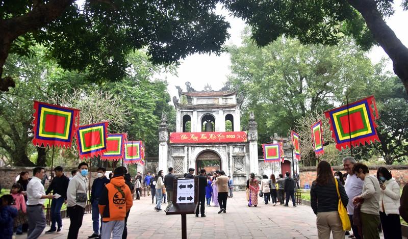 Tourist attractions nationwide lure crowds during Tet