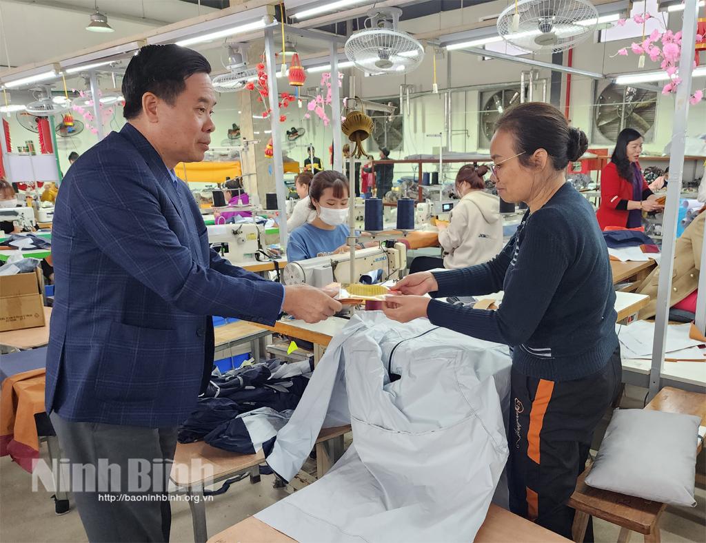 Thăm, tặng quà doanh nghiệp và người lao động dịp đầu Xuân Quý Mão 2023