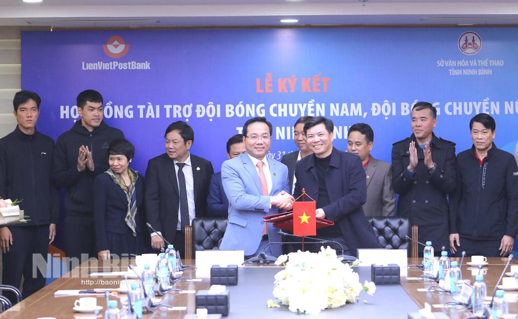 Ngân hàng Bưu điện Liên Việt tài trợ cho 2 đội bóng chuyền nam và nữ Ninh Bình