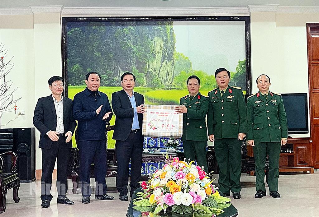 Các đồng chí lãnh đạo tỉnh thăm, tặng quà dịp Tết Nguyên đán Quý Mão 2023