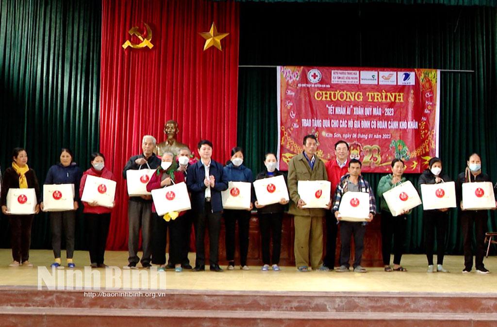 Tặng 210 suất quà cho hộ có hoàn cảnh khó khăn tại huyện Kim Sơn