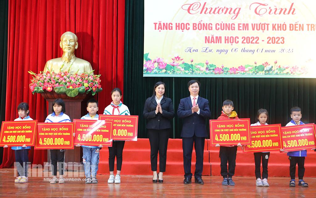 Trao học bổng "Cùng em vượt khó đến trường" năm học 2022-2023