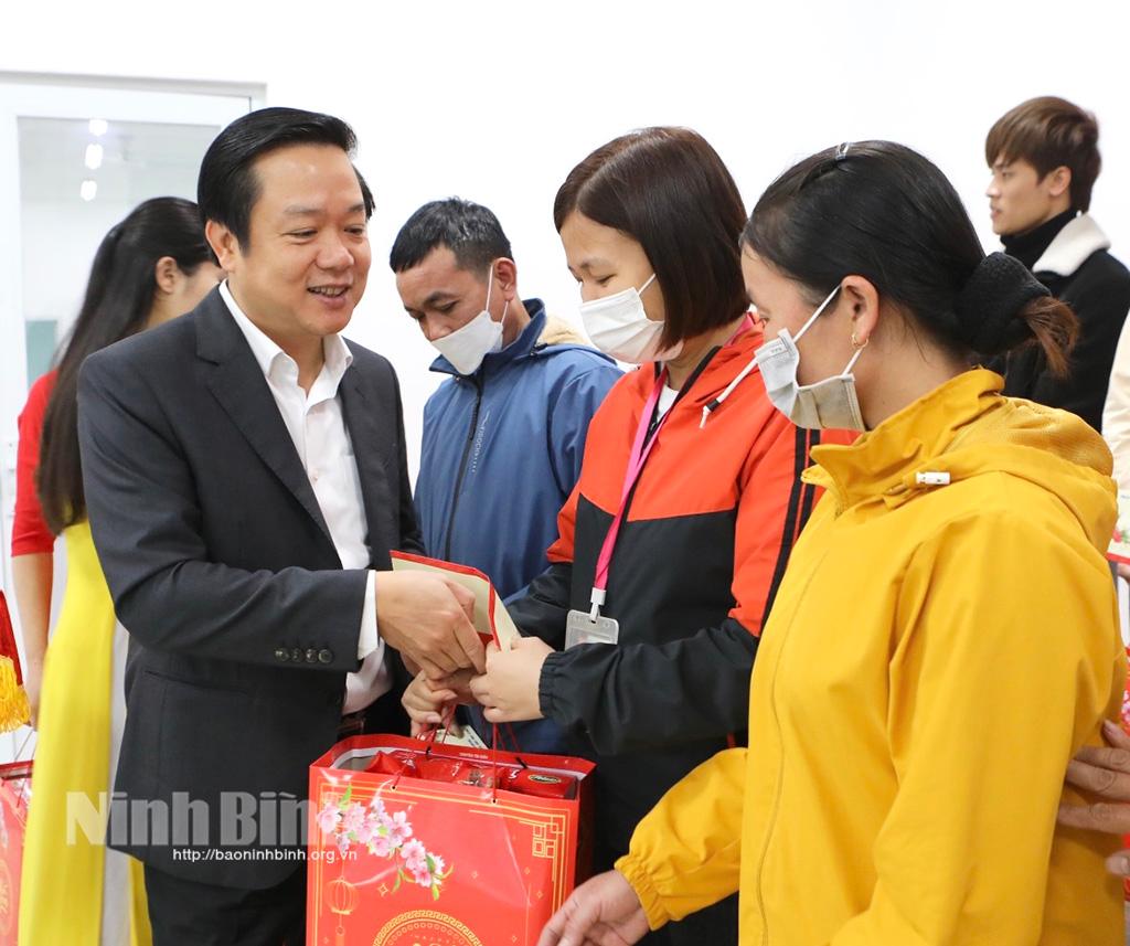 Chairman of Ninh Binh provincial People's Committee gives Tet gifts to workers in Nho Quan