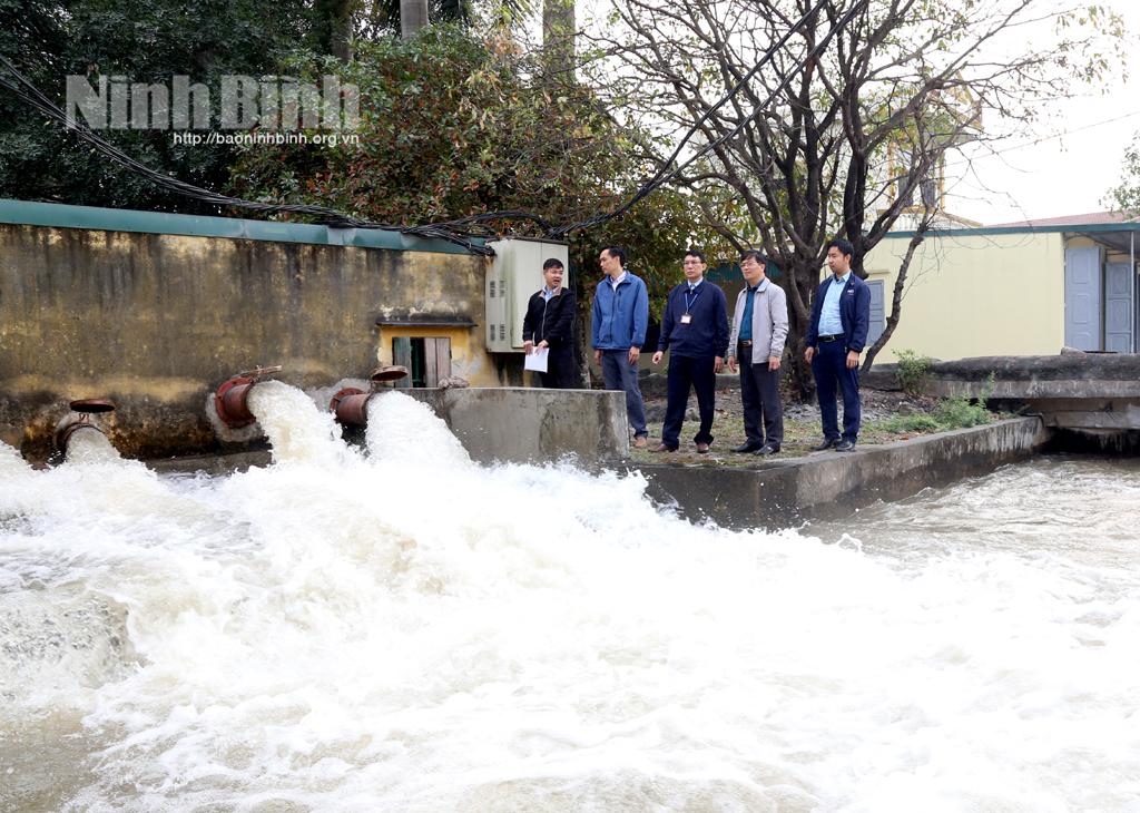 Lấy nước vào đồng chuẩn bị cho vụ Đông Xuân