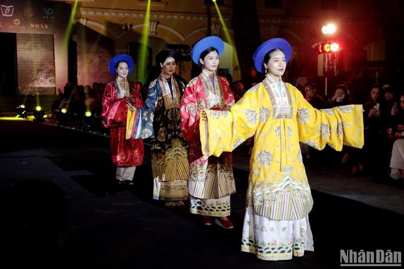 Ứng dụng những yếu tố văn hóa cổ vào thời trang hiện đại