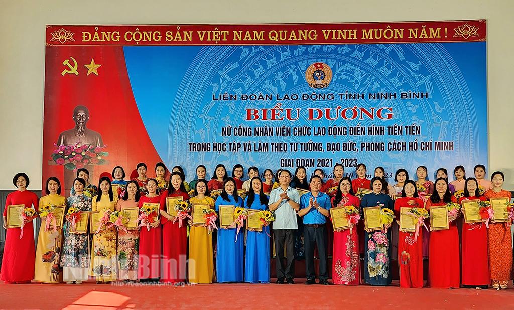 Biểu dương nữ công nhân viên chức lao động điển hình tiên tiến trong học tập và làm theo tư tưởng, đạo đức, phong cách Hồ Chí Minh