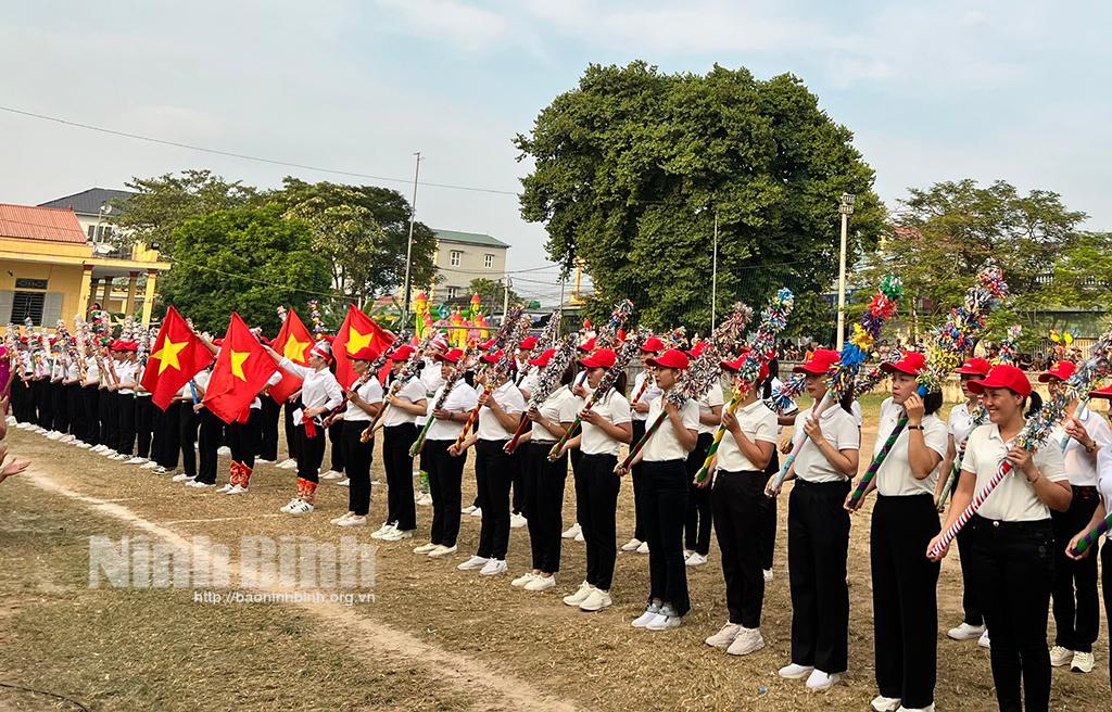 Gần 500 hội viên phụ nữ tham gia giao lưu nghệ thuật kéo chữ