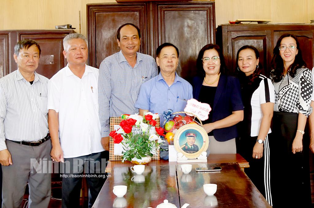 Thăm, tặng quà một số đối tượng chính sách khu vực kinh tế tập thể