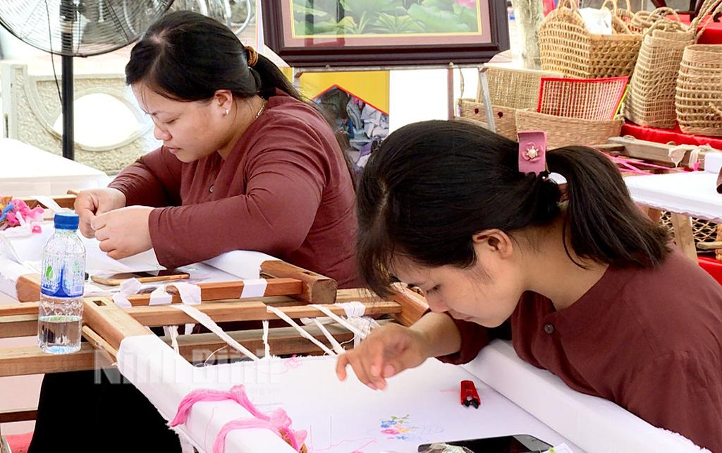 Bảo tồn các làng nghề truyền thống: Sự góp sức của những người thợ trẻ