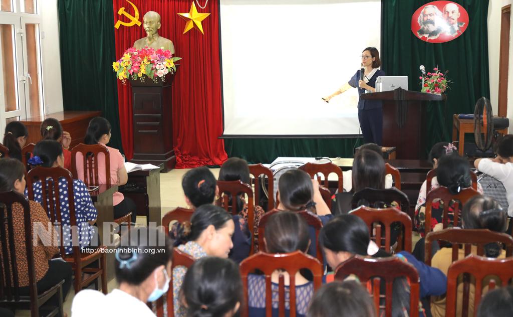 Tập huấn kiến thức chuyên môn về dân số và phát triển cho cộng tác viên dân số huyện Hoa Lư