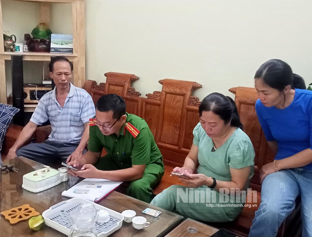 UBND tỉnh chỉ đạo tiếp tục đẩy mạnh công tác tuyên truyền và kích hoạt tài khoản định danh điện tử