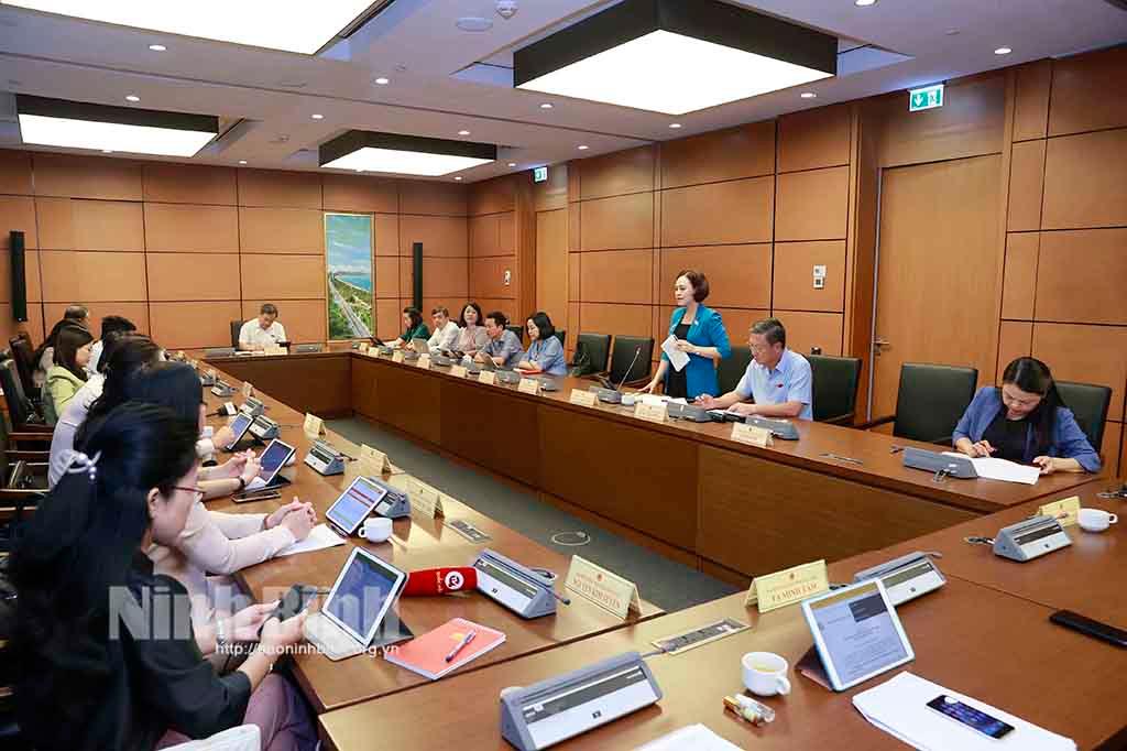 Đoàn đại biểu Quốc hội tỉnh tham gia thảo luận tại tổ